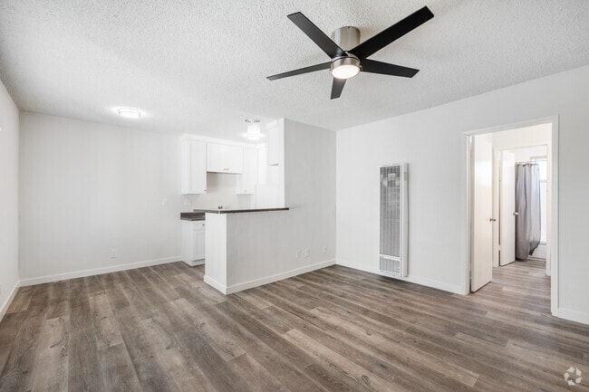 1BR, 1BA - 600SF - Living Room - 12915 Venice