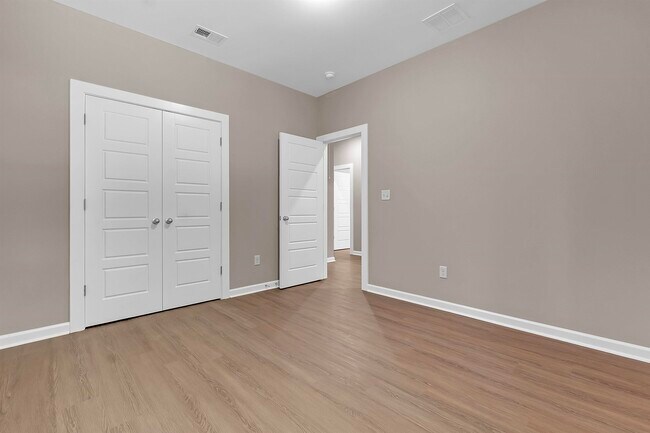 Building Photo - 557 Lundee St