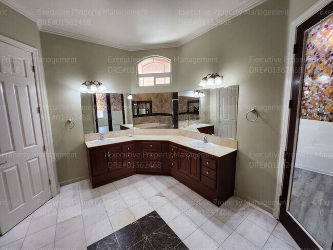 Building Photo - 4 bedroom 3 FULL bath/ 3 CAR Garage.. 2418...