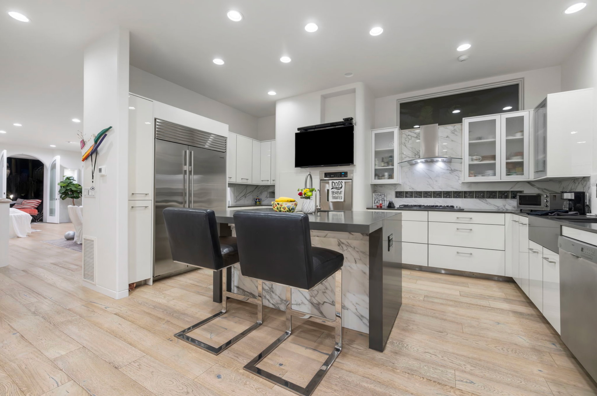 A fully equipped chef's kitchen with premium appliances. - 120 Mast Mall