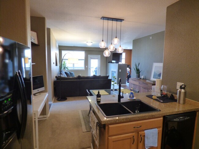 Building Photo - 15470 Canyon Rim Dr
