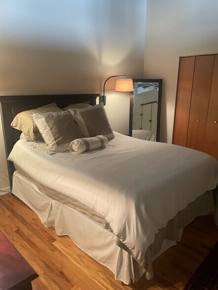 Building Photo - 215 N Aberdeen St