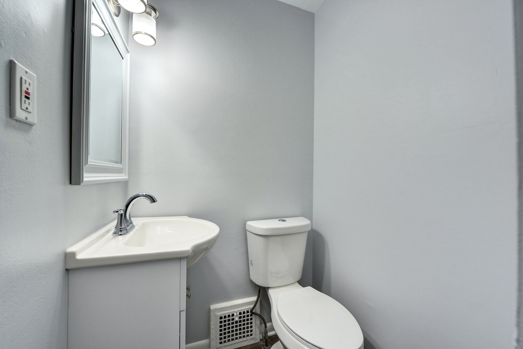 Building Photo - 2050 Robin St