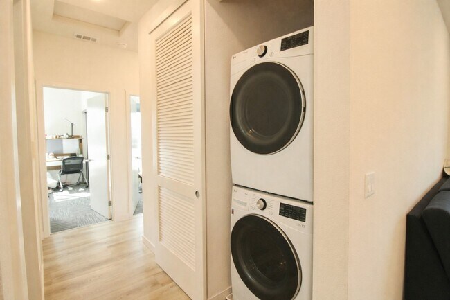 Building Photo - Modern 3-Bedroom, 2-Bathroom Apartment on Murray in San Luis Obispo