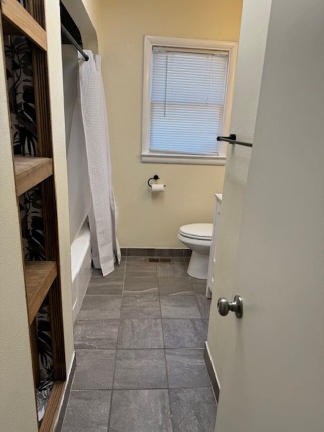 Building Photo - ALL PROSPECTIVE TENANTS MUST SUBMIT A $58 ...
