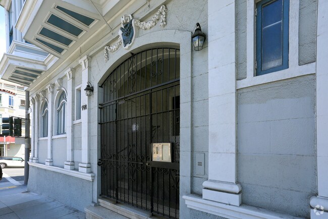 Front Gate - 998 Divisadero Street