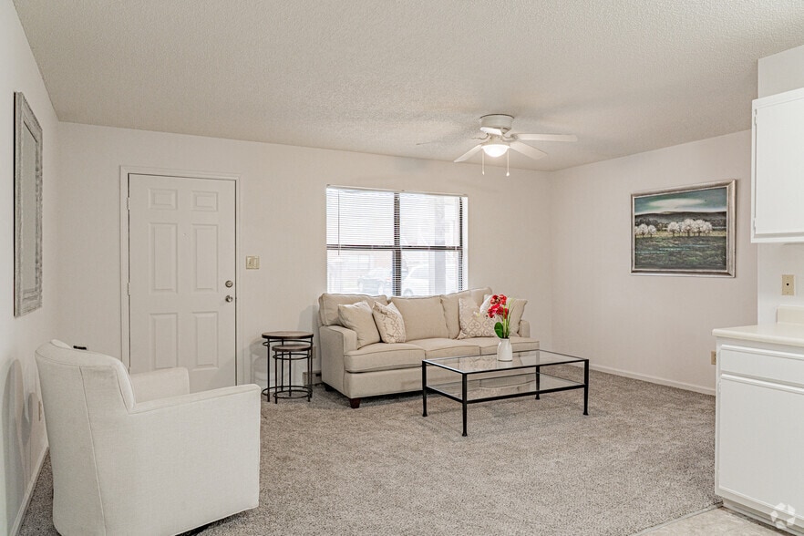 1BR, 1BA - 650SF - Living Room - Wesley South at East Carolina