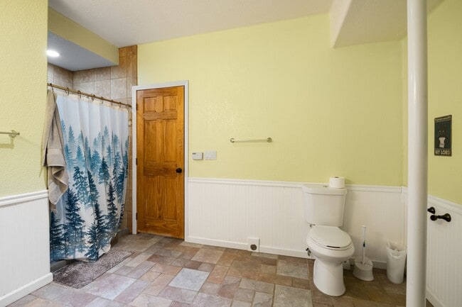 Building Photo - Private 1-Bed, 1-Bath Walkout Unit - Full ...