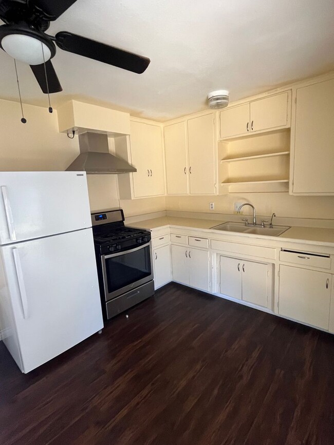 Building Photo - House 2BR/1BA Available Now