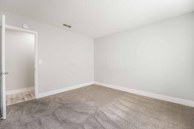 Building Photo - Beautiful 2 bed, 2 bath condo ready to mov...
