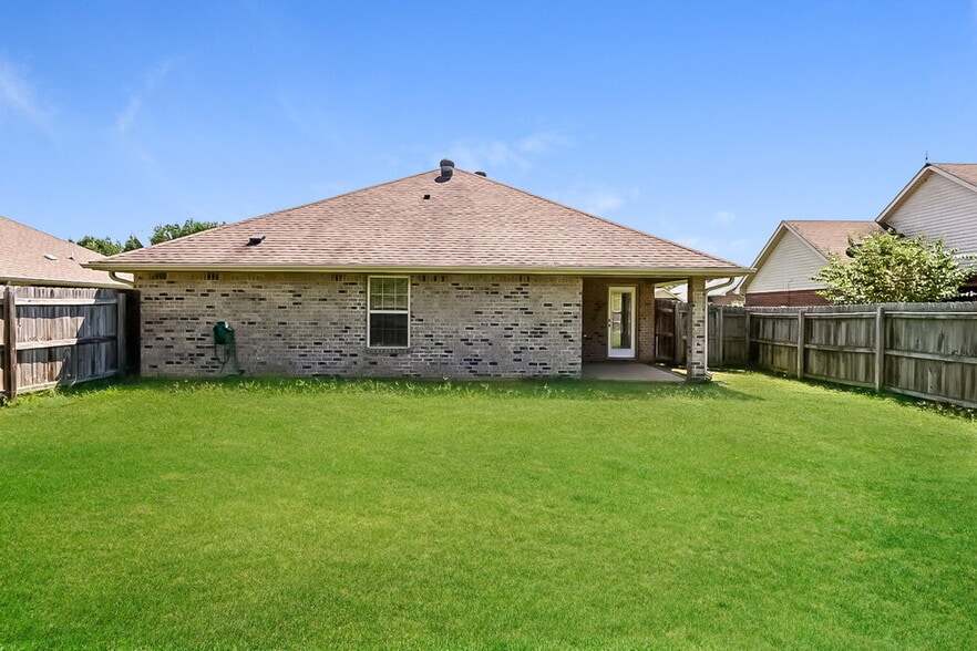 Building Photo - 45 Clover St