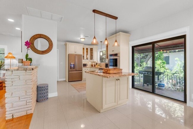 Building Photo - 364 Navarre Dr