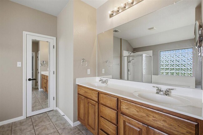 Building Photo - 2302 Brookhollow Terrace