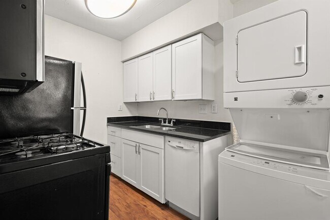 Building Photo - 2401 Manor Rd