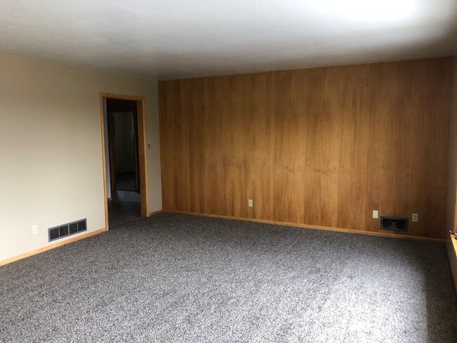 Building Photo - 3 Bed 2 Bath