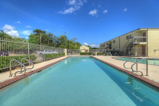 Building Photo - Oaks of Baytown Apartments