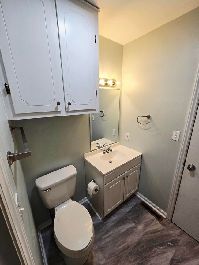 Building Photo - This charming 2 bedroom, 1 bathroom home is now available for rent.