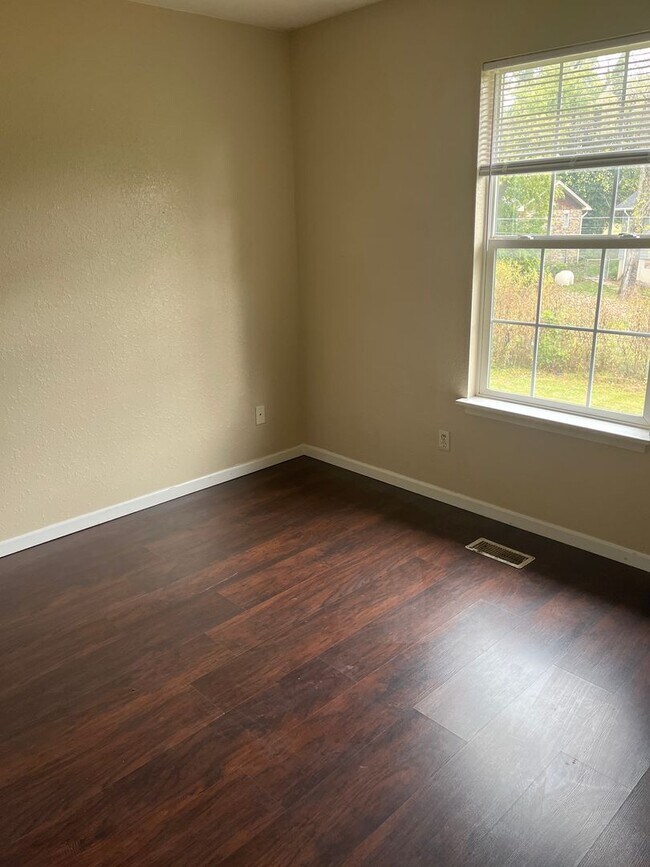 Building Photo - 725 Demaret Dr