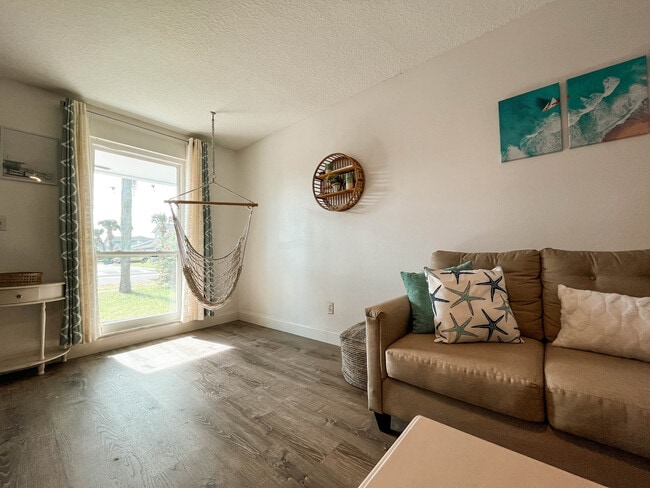 Building Photo - 532 Roosevelt Ave