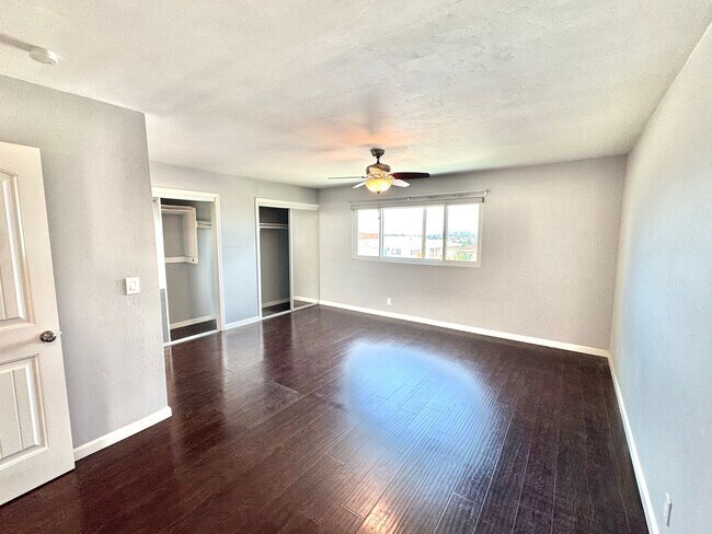 Building Photo - Huge Oak Park Home! 4bd/2.5ba house with incredible yard w/ VIEWS + spa, A/C, garage, W/D!