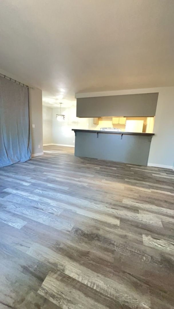 Building Photo - Newley Renovated 2 bedroom Duplex.