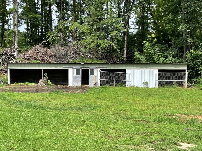 Building Photo - NEWLY RENOVATED 2 BED, 2 BATH HOME WITH GA...