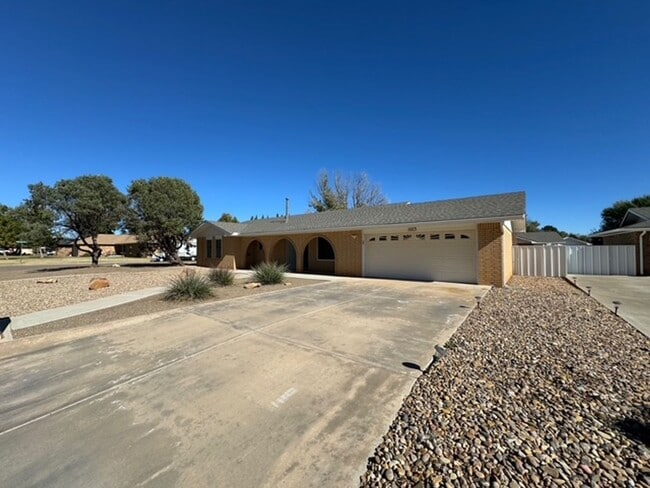 Building Photo - Comfy & Spacious 3 Bed Home! Mesa School District!