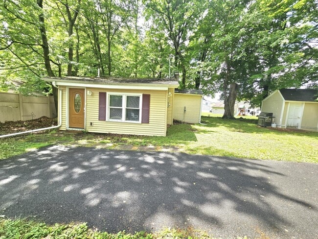 Building Photo - 5 Maple Ct