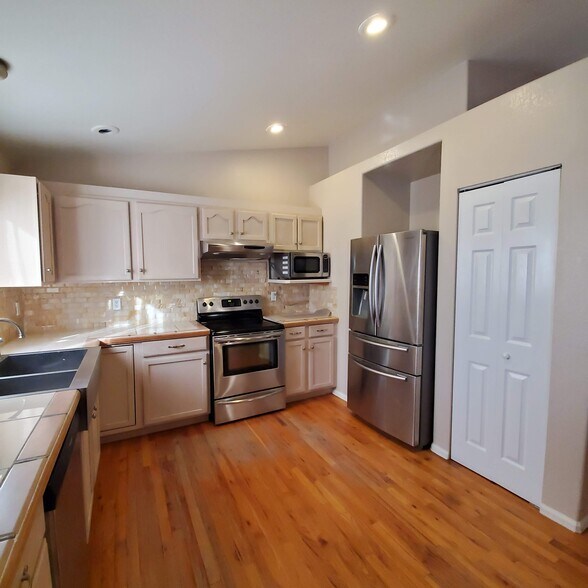 04_Kitchen - 419 Cooper Ave