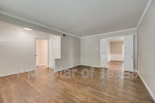 Building Photo - 11643 Rogue Way
