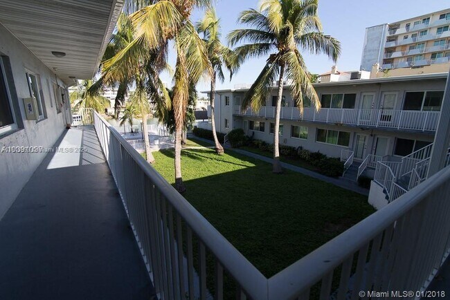 Building Photo - 7207 Bay Dr