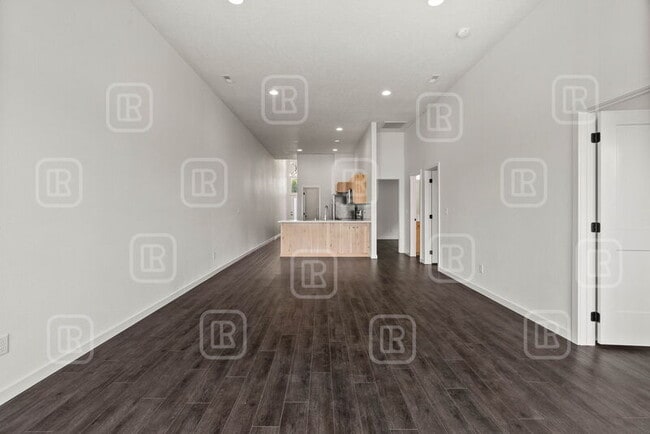 Building Photo - 708 S Crescent Ln