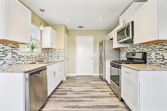Building Photo - 1605 Lantern Light Dr