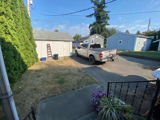 Building Photo - Quiet, Cozy 2-Bedroom Home Located in York...