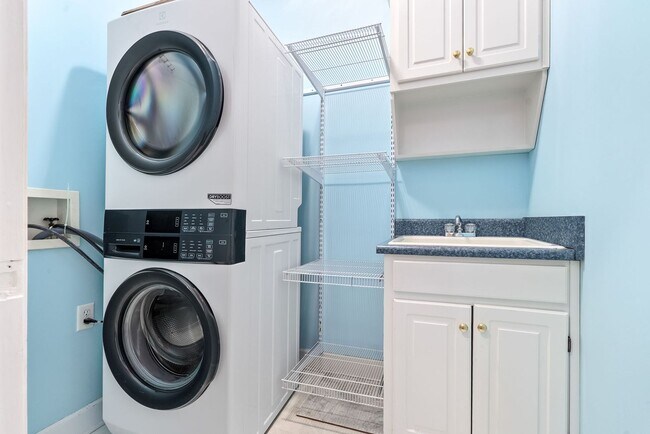 Building Photo - 1902 Hillbrook Cir