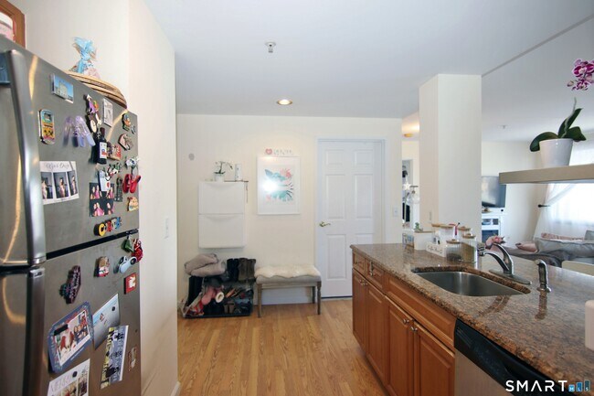 Building Photo - 300 Broad St