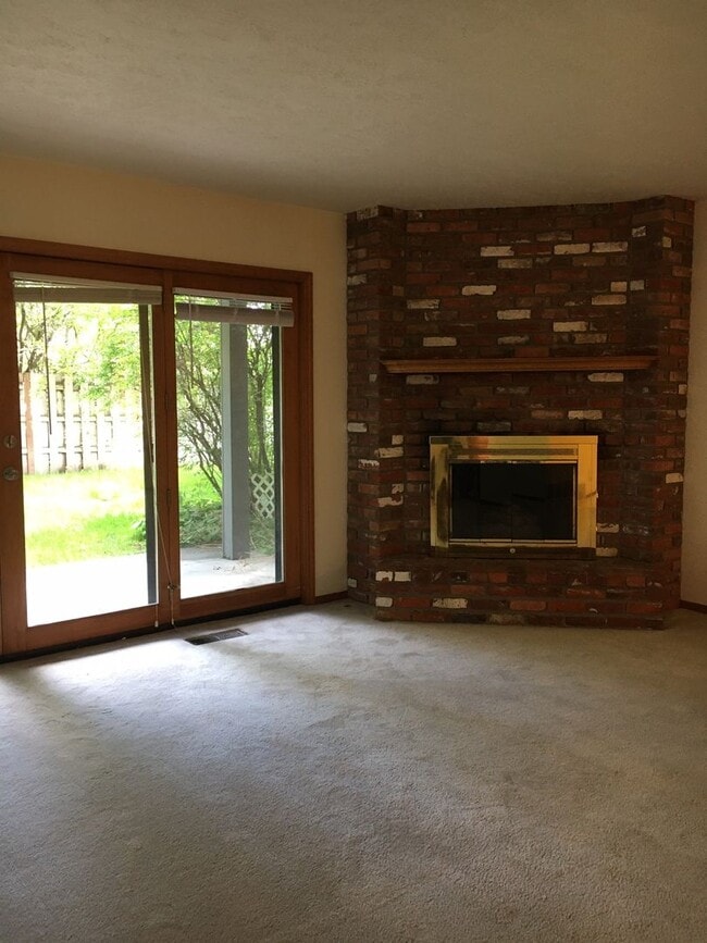 Building Photo - 2 Bedroom, 1 Bathroom Townhouse-Walking distance to MSU Campus