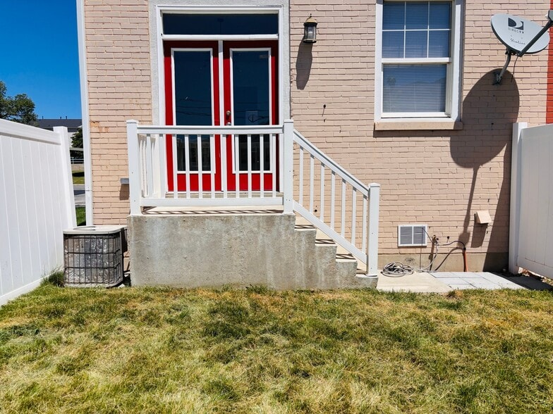 Building Photo - 302 E Yellow Feather Dr
