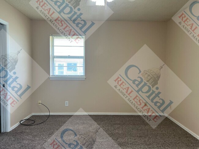 Building Photo - Charming 3 Bedroom