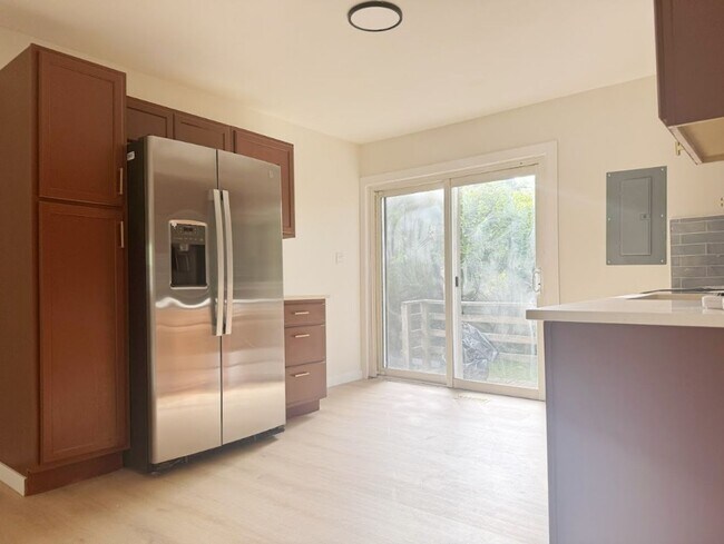 Building Photo - 804-806 N Fairlawn Cir