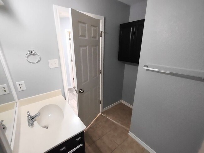 Building Photo - Beautiful home in nice neighborhood