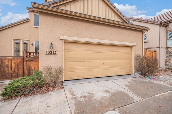 Building Photo - Spacious 4 bedroom 4 bathroom home in the heart of Lone Tree!