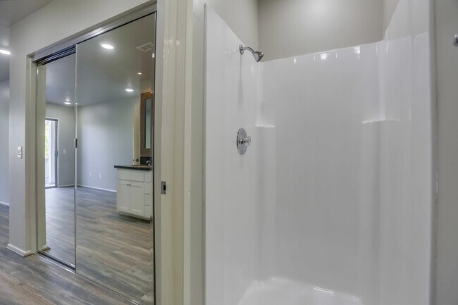 Building Photo - 2 Bedroom Oceanside Condo, with Private Ya...
