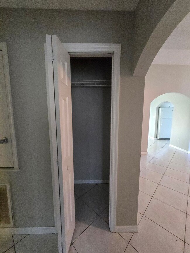 Building Photo - three bedroom 2 bath with garage