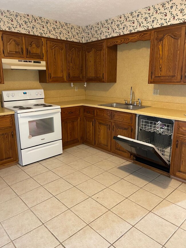 Building Photo - 3 BEDROOM 1.5 BATHROOM TOWNHOUSE FOR RENT