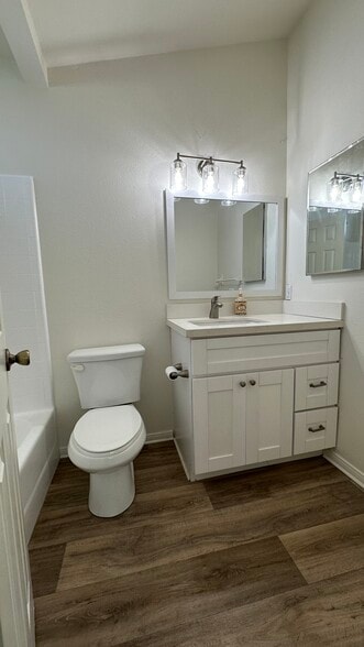 Master bathroom. - 939 Sapphire St
