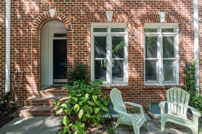 Building Photo - Beautiful Southern Village townhome - Furnished - Mid / Long Term lease options