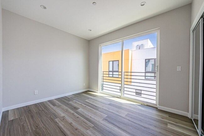 Building Photo - Designer-inspired, tri-level townhome offe...