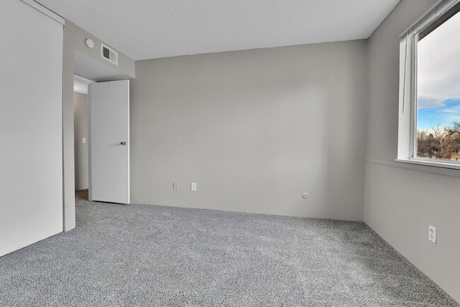 Building Photo - $1,445.95 - 2 Bed, 2 Bath Condo in Denver with In-Unit Laundry!