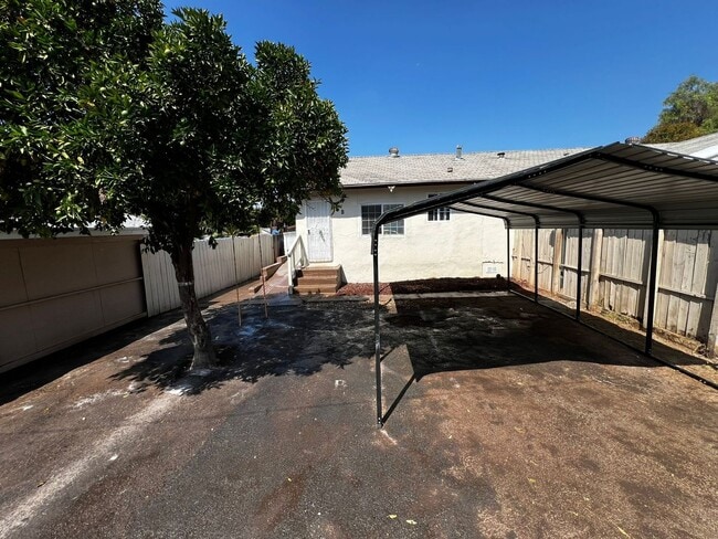 Building Photo - 2BR 1 BA Unit- Nice Yard and Carport, Remo...